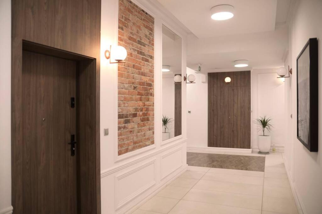 Elegant Apartment In The City Center Вроцлав Екстериор снимка